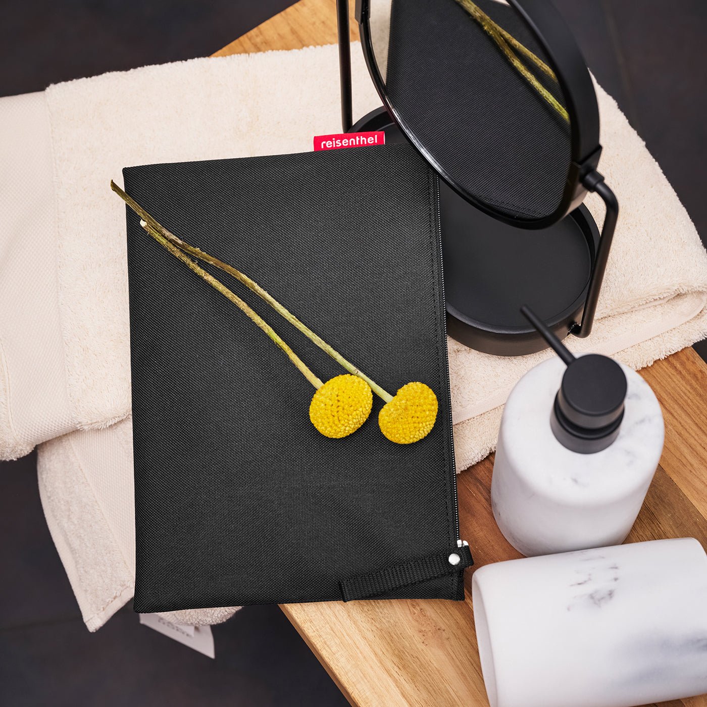 LR7003_1jo9gnfmqd58d18kon5bo0mr54_1400