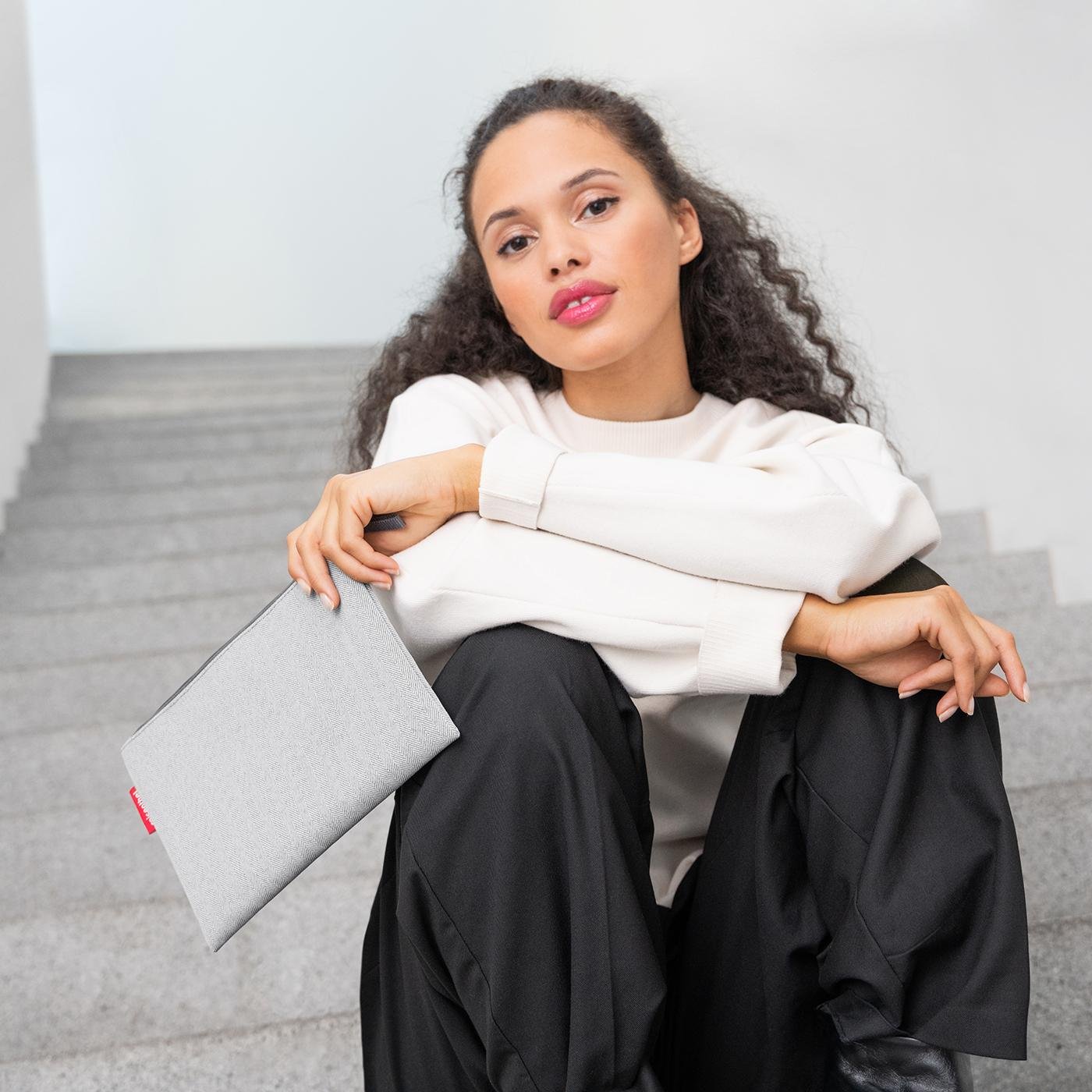 LR7074_40bvatqhlh27h9j8j5dqe0uo7i_1400